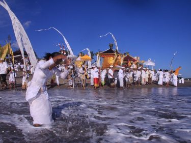 melasti dilaksanakan sebelum nyepi dengan tujuan untuk membersihkan bhuana agung