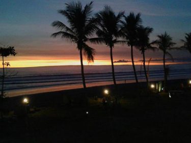 keindahan sunset di pantai