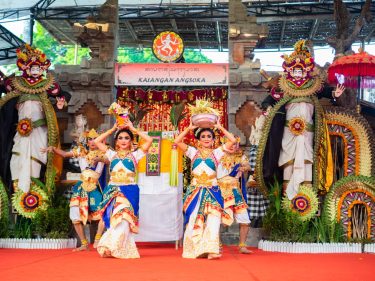 Sekaa Taman Penasar Babakan Pule Duta Klungkung tampil di Wantilan Taman Budaya, dalam Pesta Kesenian Bali ke-45, Minggu (25/6)