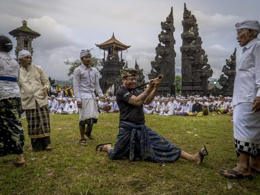 mengenal tradisi Ngerebong di Desa Kesiman. Ngerebong merupakan tradisi yang bisa ditemui di Desa Kesiman, Denpasar.