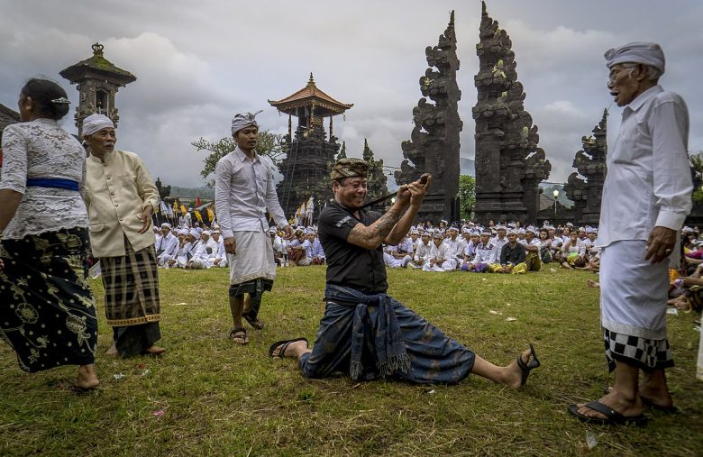 mengenal tradisi Ngerebong di Desa Kesiman. Ngerebong merupakan tradisi yang bisa ditemui di Desa Kesiman, Denpasar.