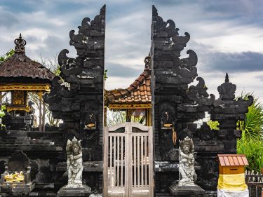 mengenal rainan buda cemeng merakih rainan hindu yang datang setiap 6 bulan sekali