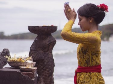 posisi cakup tangan saat melakukan persemabhyangan_image by Raw_Image6