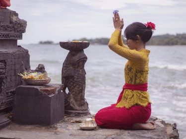 posisi cakup tangan saat melakukan persemabhyangan_image by Raw_Image6