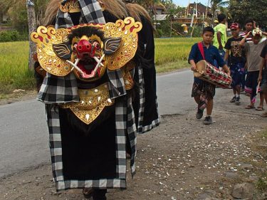 Sejarah Ngelawang, Tradisi saat Galungan