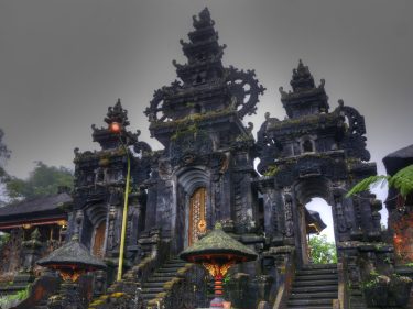 piodalan dan lokasi pura gelap di besakih