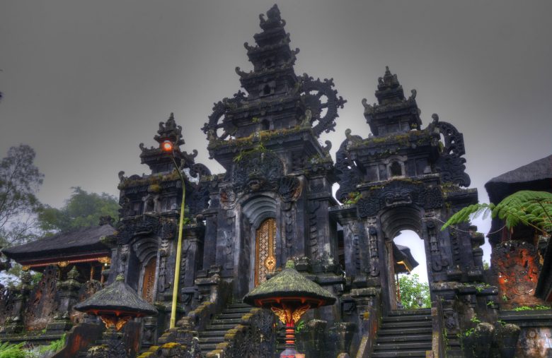 piodalan dan lokasi pura gelap di besakih