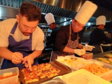 Moonlite Kitchen & Bar melalui Chef terkenal, Esca Khoo memperkenalkan kenikmatan kuliner Asia Tenggara modern.