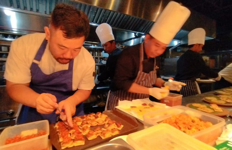 Moonlite Kitchen & Bar melalui Chef terkenal, Esca Khoo memperkenalkan kenikmatan kuliner Asia Tenggara modern.