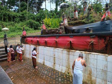 Pura tamba waras di tabanan ini bisa memberikan kesembuhan secara skala dan niskala, pura tamba waras ini juga bisa digunakan untuk melukat di Pancoran Satpa Gangga