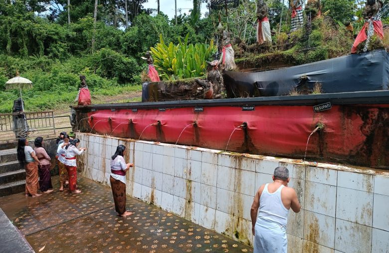 Pura tamba waras di tabanan ini bisa memberikan kesembuhan secara skala dan niskala, pura tamba waras ini juga bisa digunakan untuk melukat di Pancoran Satpa Gangga
