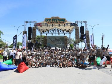 Kolaborasi Rip Curl dan Samudera Hasilkan Temuan Sampah Seberat 513kg di Pantai Kuta
