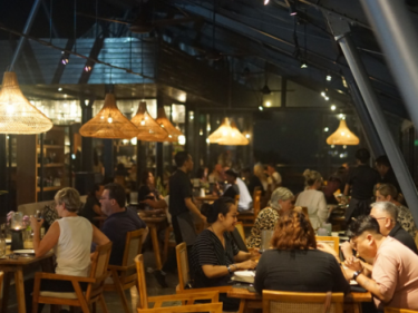 Menikmati Sunset dari Moonlite Kitchen & Bar ditemani hidangan set menu 3-course yang lezat dan dirancang secara teliti untuk memukau lidah Anda. Rasakan hembusan angin tropis yang hangat sambil menikmati setiap hidangan di tengah latar belakang matahari terbenam Seminyak yang memukau.