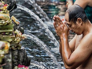 Gambar orang melukat di Bali oleh PaVan dari Flicker