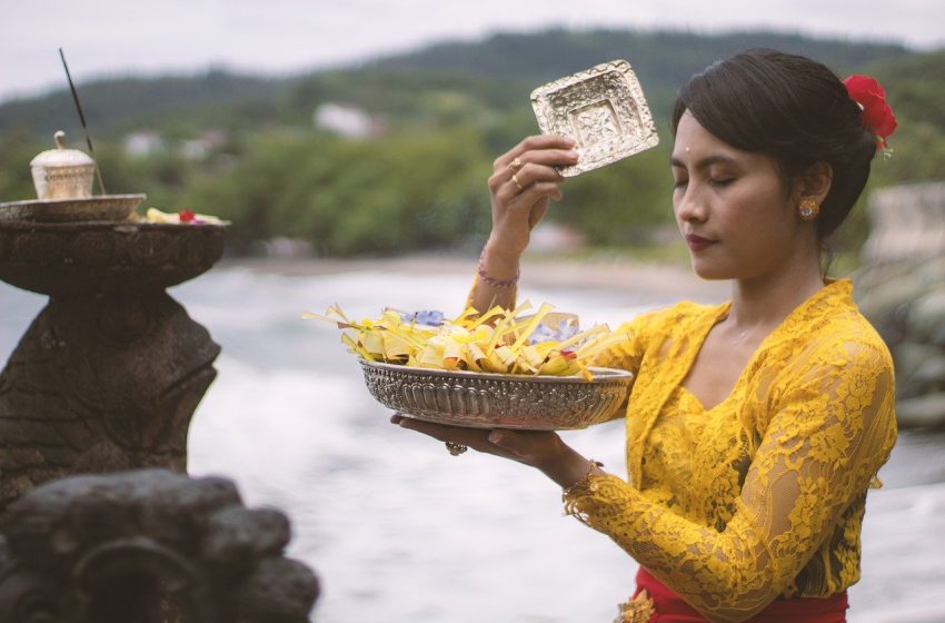 Tatacara Menghaturkan Canang Sari Lengkap dengan Doa dan Mantram yang Digunakan