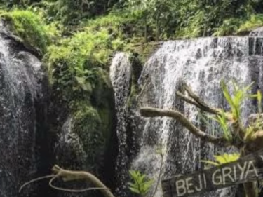 Taman Beji Griya Waterfall Tempat melukat untuk Memohon Jodoh dan Keturunan