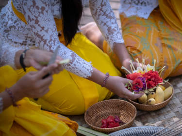 Sedang Membuat Banten Jangan Lakukan Ini Jika Tak Mau Banten Jadi Leteh atau Kotor