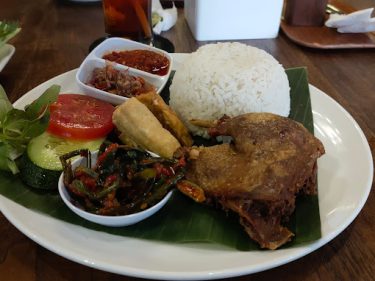 bebek menjadi salah satu menu andalan di warung astasura denpasar