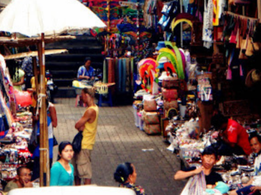 tidak hanya tempat modern, pasar seni juga wajib kalian coba kunjungi saat berada di bali