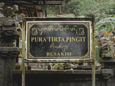 rekomendasi tempat melukat di karangasem salah satunya pura tirta pingit