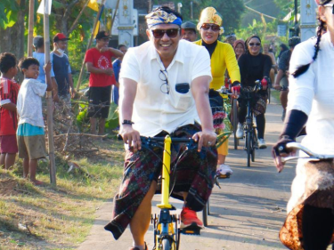 Presiden B2W Indonesia, Hendro Subroto (baju putih) mengayuh sepeda lipat bersama Srikandi B2W sesaat setelah menerima mandat sebagai presiden terpilih menggantikan Ketua Umum sebelumnya, Fahmi Saimima dalam forum RAPPNAS (Rapat Pleno Nasional) di Prambanan, Jawa Tengah (4/8/2024) lalu.