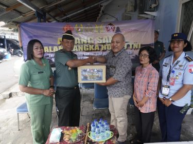 Penyerahan bingkisan ke Kompleks TNI AU a/n Letda (Pur) I Dewa Gede Segara Putra