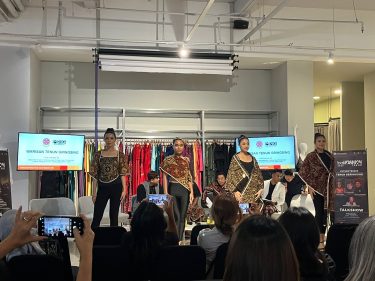 Kain tenun gringsing menjadi salah satu kain asal Bali yang dipamerkan pada Bali Fashion Trend 2024