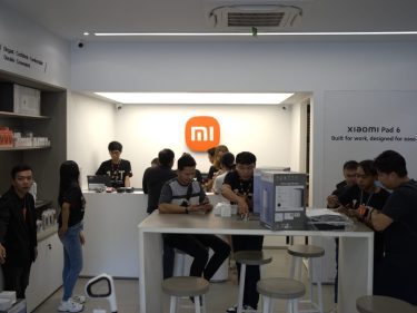 Antusiasme pelanggan terlihat di Xiaomi Store Dewata Udayana Bali sejak pagi untuk membawa pulang Xiaomi 14T Series.