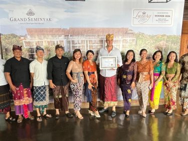 General Manager Grand Seminyak, Igor Raicevic, didampingi jajaran manajemen lainnya, termasuk Komang Puspawati selaku Director of Marketing & Communication, Hendi Lesmana, Director of Finance, dan Arlagan, Director of Food & Beverage.