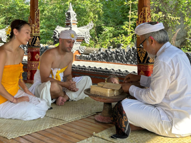 salah satu bagian dari prosesi melukat