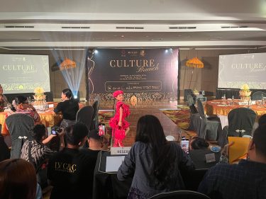 hari batik nasional diperingati dengan fashion show