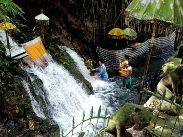 Pura Dalem Pingit dan Pura Kusti sebatu gianyar menjadi lokasi melukat untuk menyembuhkan penyakit nonmedis