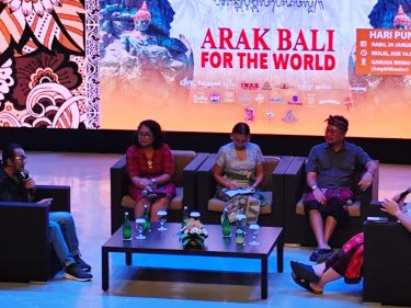 Antropolog Universitas Indonesia (UI) Raymond Michael Menot (kiri) salut dengan keberanian Gubernur Bali terpilih 2025-2030 Wayan Koster. Hal ini disampaikan pada talkshow pada Hari Arak Bali ke-3 di GWK, Rabu 29 Januari 2025.