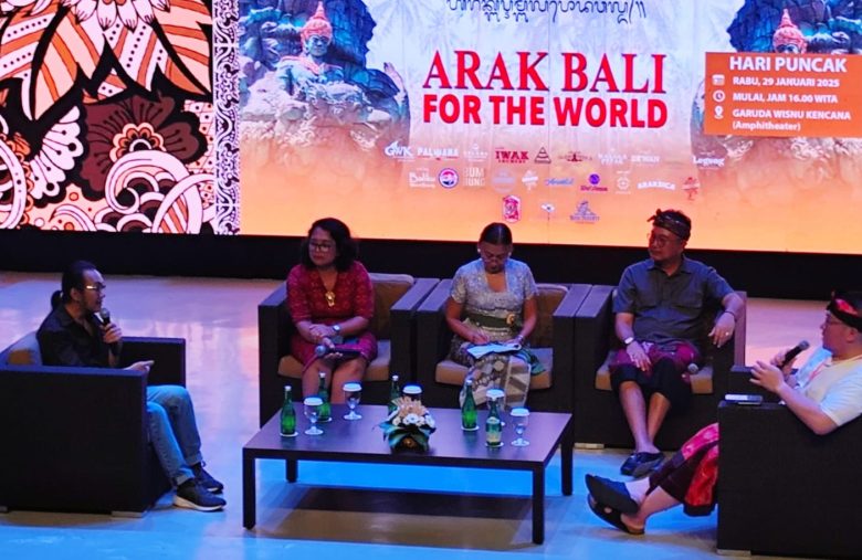 Antropolog Universitas Indonesia (UI) Raymond Michael Menot (kiri) salut dengan keberanian Gubernur Bali terpilih 2025-2030 Wayan Koster. Hal ini disampaikan pada talkshow pada Hari Arak Bali ke-3 di GWK, Rabu 29 Januari 2025.