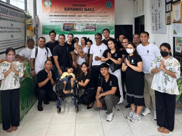 Kayon Pasawitran dan Wisatawan Berbagi Kebahagiaan di Yayasan Sayangi Bali