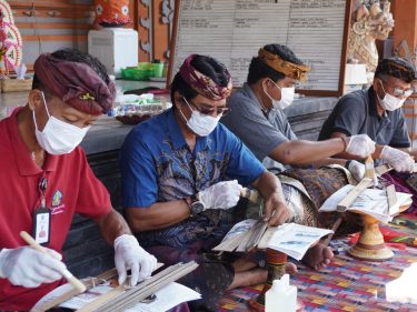 Penyuluh Bahasa Bali Konservasi 50 Cakep Lontar Milik Ida Pedanda Gede Wayahan