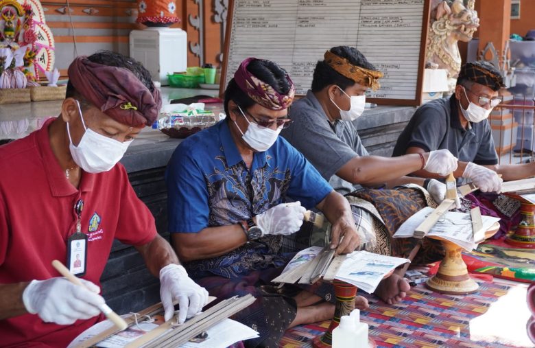 Penyuluh Bahasa Bali Konservasi 50 Cakep Lontar Milik Ida Pedanda Gede Wayahan