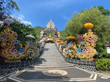 pura batu cermin yang berada di area pura melanting menjadi tujuan bagi mereka yang memiliki profesi sebagai make up artis