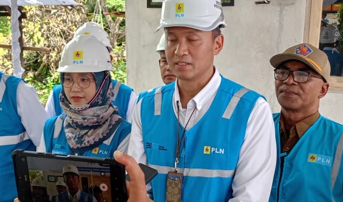 PLN Sambungkan Listrik Gratis untuk 16 Keluarga Kurang Mampu di Bali Sambut Ramadan