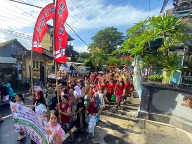 Suasana awai Ogoh-ogoh siswa SD Negeri 15 Dangin Puri Denpasar serangkaian Kegiatan P5 Nyepi Caka 1947 Tahun 2025 yang digelar di wilayah Desa Dangin Puri Kelod pada Kamis (203)