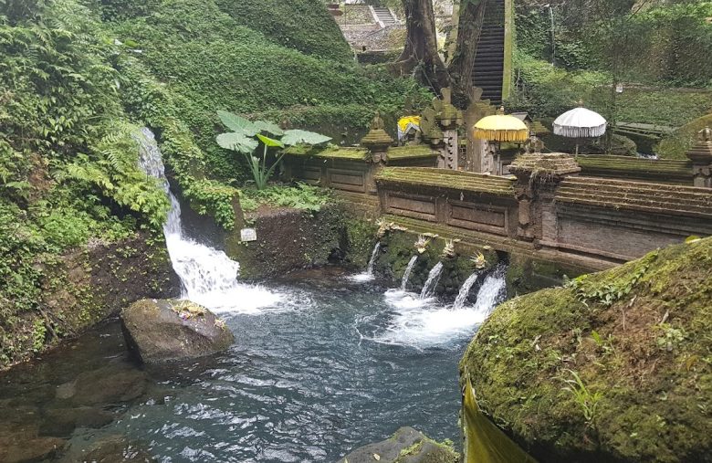 khasiat melukat di Pura Mengening gianyar untuk menenangkan diri dan mengatasi impi buruk