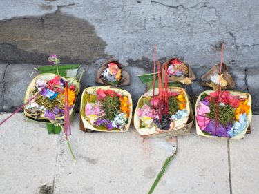 apa itu canang raka? apa bedanya dengan canang sari