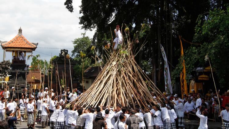 tradisi mekotek di munggu badung