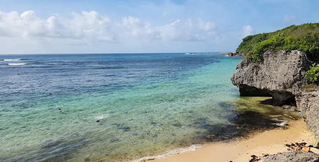 pantai geger badung yang memesona untuk liburan di badung bali