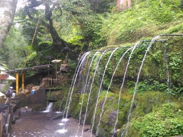 Pura Tirta Sudamala dipercaya tidak saja menyembuhkan tapi juga memperlancaran rezeki