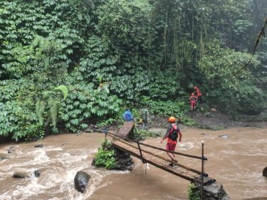 Air Terjun Nungnung, tragedi Bali, hilang terseret arus, wisata alam Bali, tim SAR Denpasar, bahaya musim hujan, keamanan wisata,