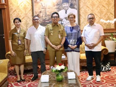 Wakil Walikota Denpasar, I Kadek Agus Arya Wibawa saat menerima audensi dari Organisasi Bali International Film Festival (Balinale), Senin (265) bertempat di Kantor Walikota Denpasar.