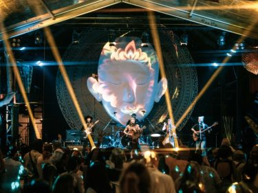 BaliSpirit Festival 2025 kembali hadir dengan misi mulia: mengajak generasi muda menemukan keseimbangan jiwa di tengah gempuran krisis mental. Digelar di pulau dewata, festival ini bukan sekadar perayaan budaya dan spiritualitas, melainkan panggilan untuk hidup lebih sehat, sadar, dan selaras dengan alam. Dalam jumpa pers yang berlangsung di The Ambengan Tenten, Denpasar, pada Kamis, 1 Mei 2025, panitia mengungkapkan visi besar mereka untuk menangani isu kesehatan mental, terutama di kalangan anak muda Bali. Krisis Mental dan Solusi Holistik Tingginya angka bunuh diri di Bali menjadi sorotan utama festival kali ini. Fenomena ini dipandang sebagai dampak dari tekanan sosial, minimnya edukasi kesehatan mental, dan gaya hidup yang kurang seimbang. Co-Founder BaliSpirit Festival, I Made Gunarta, menegaskan bahwa festival ini ingin menjadi ruang penyembuhan sekaligus edukasi. “Kesehatan mental bukan isu yang bisa dianggap enteng. Bunuh diri adalah puncak dari berbagai masalah yang tidak terselesaikan. Kami ingin anak muda belajar mengelola emosi dan tekanan hidup melalui pendekatan spiritual dan gaya hidup sehat,” ujar Gunarta. Salah satu langkah nyata festival adalah melibatkan pelajar SMA dalam program pengelolaan sampah. Para siswa diajarkan memilah limbah secara benar dan memastikan sampah sampai ke tempat pengolahan yang tepat. Kegiatan ini bukan hanya soal menjaga lingkungan, tetapi juga membentuk karakter dan kesadaran untuk hidup harmoni dengan alam. “Ketika anak muda peduli pada lingkungan, mereka belajar bertanggung jawab. Ini bagian dari terapi jiwa, membangun mental yang kuat dan positif,” tambahnya. Makanan Sehat untuk Jiwa dan Tubuh BaliSpirit Festival 2025 juga menerapkan standar ketat soal konsumsi makanan. Seluruh area festival bebas dari makanan cepat saji dan bahan mengandung MSG. Sebagai gantinya, pengunjung hanya akan menemukan hidangan organik yang mendukung gaya hidup sehat dan spiritual. “Kesehatan mental dan spiritual tidak bisa dipisahkan dari apa yang kita makan. Makanan sehat adalah fondasi tubuh yang kuat, yang pada akhirnya mendukung jiwa yang seimbang,” jelas Gunarta. Pendekatan ini sejalan dengan filosofi Tri Hita Karana, yang menekankan keseimbangan antara hubungan manusia dengan Tuhan, sesama, dan alam. Filosofi ini menjadi jiwa dari setiap aktivitas di festival, mulai dari yoga, meditasi, hingga kegiatan edukasi. Bali: Pusat Spiritualitas Dunia Jumpa pers juga menghadirkan tokoh spiritual Bali, Ketut Arsana, pendiri Om Ham Retreat, yang berbagi kisah inspiratif tentang perjalanan spiritualnya. Berasal dari keluarga penyembuh, Arsana mengalami titik balik hidup setelah nyaris kehilangan nyawa dan diselamatkan secara spiritual oleh kakeknya. Pengalaman ini mengukuhkan panggilannya untuk mengajarkan yoga dan spiritualitas. “Saya mulai mengajar yoga sejak 1979 di TVRI, saat yoga belum populer. Saya tidak mengajar karena tren, tetapi karena panggilan hati,” kenangnya. Arsana menegaskan bahwa Bali bukan sekadar destinasi wisata, melainkan mandala spiritual dunia. Menurutnya, pulau ini memiliki energi keseimbangan yang diciptakan oleh para leluhur melalui praktik yoga di sembilan penjuru mata angin. Energi ini, katanya, masih terasa hingga kini dan menjadikan Bali sebagai tempat untuk kembali pada jati diri. “Bali adalah tempat mencari kebenaran sejati. Yoga bukan hanya olahraga, tetapi jalan untuk menemukan Tuhan dalam diri dan menyatu dengan alam semesta,” ujarnya. Yoga dan Tantra: Jalan Menuju Kebahagiaan Sejati Arsana juga membahas pentingnya keseimbangan antara spirit dan kecerdasan dalam praktik spiritual. Tanpa keseimbangan, seseorang bisa terjebak dalam “mabuk spiritual” yang justru membawa kerugian. “Perubahan dunia dimulai dari diri sendiri. Satu orang yang sadar bisa menginspirasi ratusan lainnya jika bergerak dari hati,” tegasnya. Ia juga menyinggung ajaran tantra, yang sering disalahpahami sebagai hal tabu. Menurut Arsana, tantra adalah jalan penyatuan dengan Tuhan, bukan sekadar kenikmatan duniawi. “Di Bali, leluhur telah mengajarkan tantra sebagai cara mencapai moksa—kebebasan sejati,” jelasnya. Panggilan untuk Generasi Muda BaliSpirit Festival 2025 bukan hanya tentang perayaan, tetapi juga tentang membangun generasi muda yang tangguh, sadar, dan peduli. Dengan menggabungkan yoga, edukasi lingkungan, makanan sehat, dan nilai-nilai spiritual, festival ini mengajak anak muda untuk menemukan makna hidup yang lebih dalam. “Bali punya peran besar dalam menyeimbangkan dunia, terutama di era ketika banyak orang kehilangan arah. Mari kita mulai dari diri sendiri, dari hati,” tutup Arsana. Dengan semangat ini, BaliSpirit Festival 2025 siap menjadi mercusuar harapan, mengajak semua orang—khususnya generasi muda—untuk hidup lebih sehat, bahagia, dan selaras dengan alam semesta.