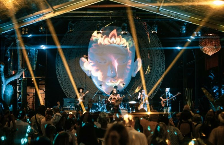 BaliSpirit Festival 2025 kembali hadir dengan misi mulia: mengajak generasi muda menemukan keseimbangan jiwa di tengah gempuran krisis mental. Digelar di pulau dewata, festival ini bukan sekadar perayaan budaya dan spiritualitas, melainkan panggilan untuk hidup lebih sehat, sadar, dan selaras dengan alam. Dalam jumpa pers yang berlangsung di The Ambengan Tenten, Denpasar, pada Kamis, 1 Mei 2025, panitia mengungkapkan visi besar mereka untuk menangani isu kesehatan mental, terutama di kalangan anak muda Bali. Krisis Mental dan Solusi Holistik Tingginya angka bunuh diri di Bali menjadi sorotan utama festival kali ini. Fenomena ini dipandang sebagai dampak dari tekanan sosial, minimnya edukasi kesehatan mental, dan gaya hidup yang kurang seimbang. Co-Founder BaliSpirit Festival, I Made Gunarta, menegaskan bahwa festival ini ingin menjadi ruang penyembuhan sekaligus edukasi. “Kesehatan mental bukan isu yang bisa dianggap enteng. Bunuh diri adalah puncak dari berbagai masalah yang tidak terselesaikan. Kami ingin anak muda belajar mengelola emosi dan tekanan hidup melalui pendekatan spiritual dan gaya hidup sehat,” ujar Gunarta. Salah satu langkah nyata festival adalah melibatkan pelajar SMA dalam program pengelolaan sampah. Para siswa diajarkan memilah limbah secara benar dan memastikan sampah sampai ke tempat pengolahan yang tepat. Kegiatan ini bukan hanya soal menjaga lingkungan, tetapi juga membentuk karakter dan kesadaran untuk hidup harmoni dengan alam. “Ketika anak muda peduli pada lingkungan, mereka belajar bertanggung jawab. Ini bagian dari terapi jiwa, membangun mental yang kuat dan positif,” tambahnya. Makanan Sehat untuk Jiwa dan Tubuh BaliSpirit Festival 2025 juga menerapkan standar ketat soal konsumsi makanan. Seluruh area festival bebas dari makanan cepat saji dan bahan mengandung MSG. Sebagai gantinya, pengunjung hanya akan menemukan hidangan organik yang mendukung gaya hidup sehat dan spiritual. “Kesehatan mental dan spiritual tidak bisa dipisahkan dari apa yang kita makan. Makanan sehat adalah fondasi tubuh yang kuat, yang pada akhirnya mendukung jiwa yang seimbang,” jelas Gunarta. Pendekatan ini sejalan dengan filosofi Tri Hita Karana, yang menekankan keseimbangan antara hubungan manusia dengan Tuhan, sesama, dan alam. Filosofi ini menjadi jiwa dari setiap aktivitas di festival, mulai dari yoga, meditasi, hingga kegiatan edukasi. Bali: Pusat Spiritualitas Dunia Jumpa pers juga menghadirkan tokoh spiritual Bali, Ketut Arsana, pendiri Om Ham Retreat, yang berbagi kisah inspiratif tentang perjalanan spiritualnya. Berasal dari keluarga penyembuh, Arsana mengalami titik balik hidup setelah nyaris kehilangan nyawa dan diselamatkan secara spiritual oleh kakeknya. Pengalaman ini mengukuhkan panggilannya untuk mengajarkan yoga dan spiritualitas. “Saya mulai mengajar yoga sejak 1979 di TVRI, saat yoga belum populer. Saya tidak mengajar karena tren, tetapi karena panggilan hati,” kenangnya. Arsana menegaskan bahwa Bali bukan sekadar destinasi wisata, melainkan mandala spiritual dunia. Menurutnya, pulau ini memiliki energi keseimbangan yang diciptakan oleh para leluhur melalui praktik yoga di sembilan penjuru mata angin. Energi ini, katanya, masih terasa hingga kini dan menjadikan Bali sebagai tempat untuk kembali pada jati diri. “Bali adalah tempat mencari kebenaran sejati. Yoga bukan hanya olahraga, tetapi jalan untuk menemukan Tuhan dalam diri dan menyatu dengan alam semesta,” ujarnya. Yoga dan Tantra: Jalan Menuju Kebahagiaan Sejati Arsana juga membahas pentingnya keseimbangan antara spirit dan kecerdasan dalam praktik spiritual. Tanpa keseimbangan, seseorang bisa terjebak dalam “mabuk spiritual” yang justru membawa kerugian. “Perubahan dunia dimulai dari diri sendiri. Satu orang yang sadar bisa menginspirasi ratusan lainnya jika bergerak dari hati,” tegasnya. Ia juga menyinggung ajaran tantra, yang sering disalahpahami sebagai hal tabu. Menurut Arsana, tantra adalah jalan penyatuan dengan Tuhan, bukan sekadar kenikmatan duniawi. “Di Bali, leluhur telah mengajarkan tantra sebagai cara mencapai moksa—kebebasan sejati,” jelasnya. Panggilan untuk Generasi Muda BaliSpirit Festival 2025 bukan hanya tentang perayaan, tetapi juga tentang membangun generasi muda yang tangguh, sadar, dan peduli. Dengan menggabungkan yoga, edukasi lingkungan, makanan sehat, dan nilai-nilai spiritual, festival ini mengajak anak muda untuk menemukan makna hidup yang lebih dalam. “Bali punya peran besar dalam menyeimbangkan dunia, terutama di era ketika banyak orang kehilangan arah. Mari kita mulai dari diri sendiri, dari hati,” tutup Arsana. Dengan semangat ini, BaliSpirit Festival 2025 siap menjadi mercusuar harapan, mengajak semua orang—khususnya generasi muda—untuk hidup lebih sehat, bahagia, dan selaras dengan alam semesta.