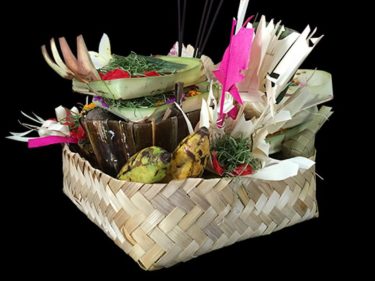 cara menghaturkan dan doa menghaturkan banten pejati